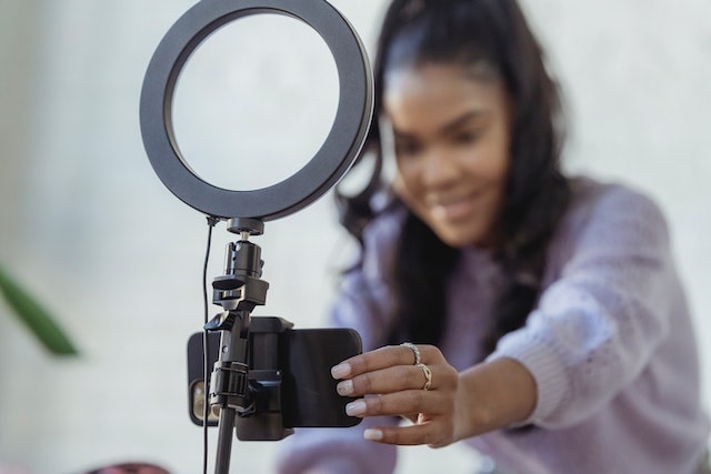 Influencer sets up her ring light and camera