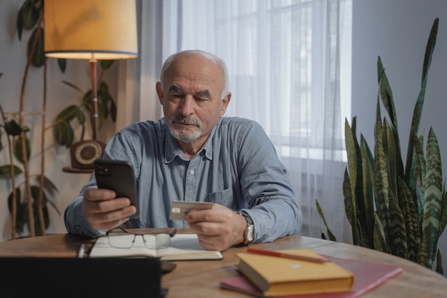Gen Xer online shopping from his phone